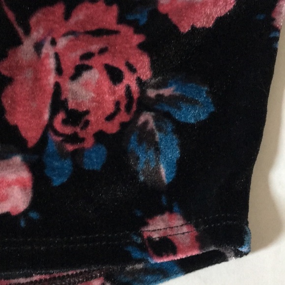 UO Kimchi Blue Velvet Velour Floral Crop Top black - Picture 7 of 10